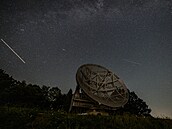 Dva výrazné meteory z roje Perseid na snímku oblohy nad hv�zdárnou v Ond�ejov�...