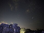 B�hem meteorického roje Perseid prolet�l 13. srpna 2026 oblohou meteor nad...