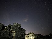 Meteor z roje Perseid zachycený 13. srpna 2026 nad ruinami Daorsonu ve Stolacu...