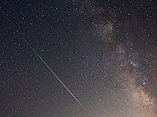 Meteor z roje Perseid na no�ní obloze nad Negevskou pou�tí na jihu Izraele