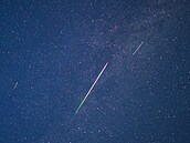 Dva satelity po krajích a uprost�ed meteor se zeleným ocasem zachycené z...