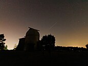 Meteor z roje Perseid prolétá oblohou nad observato�i Visnjan v Chorvatsku.