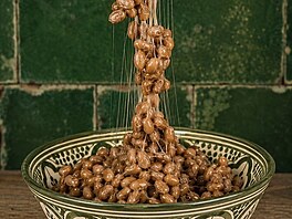 Natto jsou fermentované sójové boby pokryté charakteristickými lepkavými...