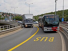 Trasa autobusu linky 145, který spojí Prahu 6 a Prahu 8 jízdou tunelem Blanka...