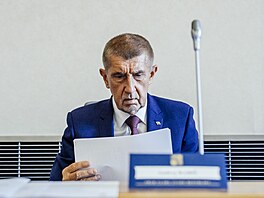 První sch�ze vlády po dvoutýdenní vládní p�estávce. Na programu je mimo jiné...