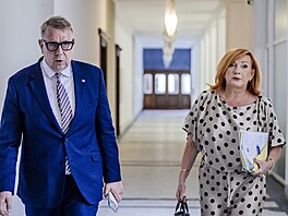 Ministr práce Ale� Juchelka a ministryn� financí Alena Schillerová p�ichází na...