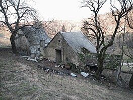 Ano, snímky zachycující podobu toho p�vodního kamenného statku je�t� p�ed...