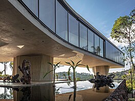 Ten pozemek ne�lo jednodu�e zarovnat a vy�istit. Proto architekti za�ali...