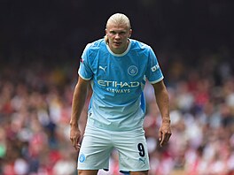 Domácí dres Manchesteru City ukazuje p�echod mezi sv�tle modrou a bílou barvou....
