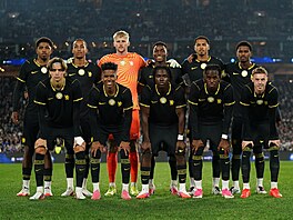 �ernou barvu se zlatými detaily zvolila pro sv�j venkovní dres Chelsea, její�...
