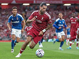 Liverpool u domácího dresu vsadil na bílé detaily a tvary, které pokrývají...