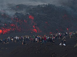 Lidé sledují erupci sopky Etna na italské Sicílii. (11. srpna 2026)