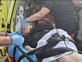 �umper�tí strá�níci a záchraná�i vyjí�d�li na pomoc chlapci, který dostal...