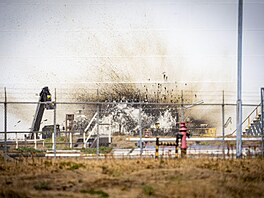 Následky výbuchu u skladovací nádr�e v rotterdamském p�ístavu. P�i explozi...