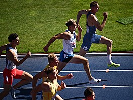 Desetiboja� Ond�ej Kopecký (v bílém) v rámci sprintu na sto metr� na atletickém...