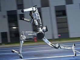 P�edstavený robot typu �superman� je schopen sko�it ze stoje dva metry a...