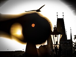 Lidé sledují zatm�ní Slunce na Karlov� most�. (12. srpna 2026)