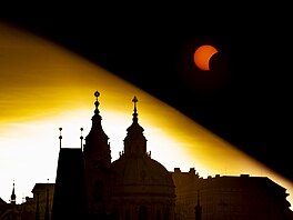 Lidé sledují zatm�ní Slunce na Karlov� most�. (12. srpna 2026)