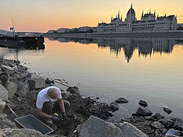 Specialista komise na exhumace Gábora Kohlrusze p�i exhumaci lidských ostatk� z...