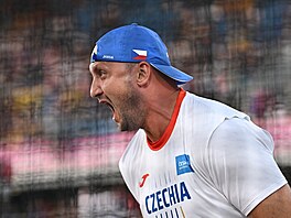 Volodymyr Myslyv�uk popohání své kladivo ve finále evropského �ampionátu.