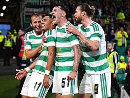 Fotbalisté Celticu se radují z gólu proti Linci v p�edkole Ligy mistr�.