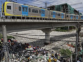 Povod�ová voda z Manilského zálivu p�enesla v�t�inu odpad� do metropolitní...