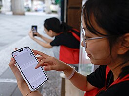 Telekomunika�ní operáto�i omezili rychlost mobilního internetového p�ipojení v...