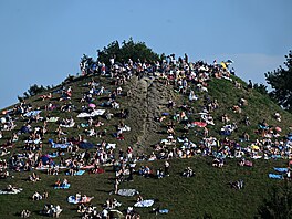 Lidé ve N�mecku �ekají na zatm�ní slunce. (12. srpna 2026)