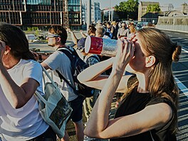�ena v Berlín� vyu�ívá podomácku vyrobenou ochranu o�í k pozorování zatm�ní...