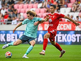 Alex Král (vlevo) v pohárovém zápase Kodan� proti Debrecínu.