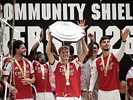 Hrá�i Arsenalu slaví zisk anglického Superpoháru.