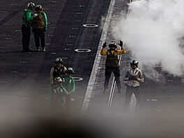 Americký námo�ník �ídí letadla na palub� letadlové lodi USS Abraham Lincoln....
