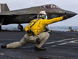 Americký námo�ník vypou�tí letoun F-35C Lightning II z paluby letadlové lodi...