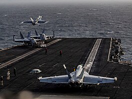 Letoun F/A-18E Super Hornet vzlétá z letadlové lodi USS Abraham Lincoln. (31....