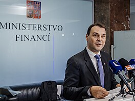 Ministr zahrani�í Petr Macinka dorazil za ministryní financí Alenou...