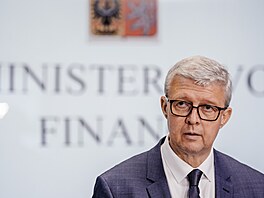 Vicepremiér a ministr pr�myslu a obchodu Karel Havlí�ek dorazil za ministryní...