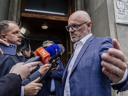 Ministr �kolství Robert Plaga dorazil za ministryní financí Alenou Schillerovou...