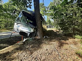 Na T�ebo�sku narazil autobus do stromu. Dva lidé v�etn� �idi�e utrp�li zran�ní....