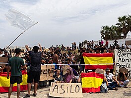 Stovky migrant�, kte�í pronikli do Ceuty, na protestu po�adovaly azyl. (15....