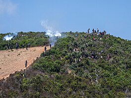 Desítky dal�ích migrant� se pokusily p�ekro�it hranice �pan�lské Ceuty. (15....