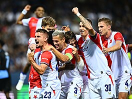 Fotbalisté Slavie se radují z gólu proti Slovanu Liberec.
