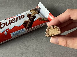 Ve slo�ení Kinder Bueno najdeme mimo jiné 31,5 % mlé�né �okolády a 10,8 % jader...