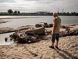 Rekordn� nízká hladina Dunaje v jihoma�arském m�st� Baja odhalila na vyschlém...
