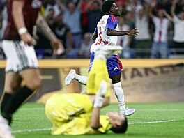 Ernest Nuamah se raduje, ghanský úto�ník práv� poslal Lyon do vedení proti...