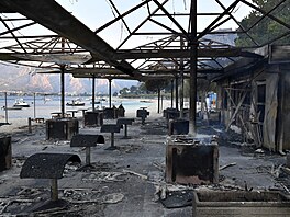 Pohled na plá�ový bar po lesním po�áru na pob�e�í Jaderského mo�e nedaleko...