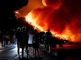 V noci vypukl v Lokv� Rogoznici rozsáhlý po�ár, který se roz�í�il do oblasti...
