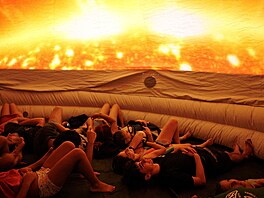 Lidé le�í uvnit� planetária v den úplného zatm�ní Slunce v Buitrago del Lozoya...
