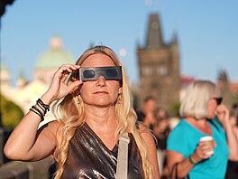 Lidé se v Praze na zatm�ní Slunce p�ipravují speciálními filtry i dal�ími...