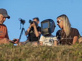 Zatm�ní Slunce lidé pozorovali také ve Zlín�. (12. srpna 2026)