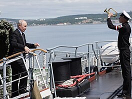Vladimir Putin nav�tívil b�hem cesty po Dálném Východ� i Kurily, o n� Rusko...